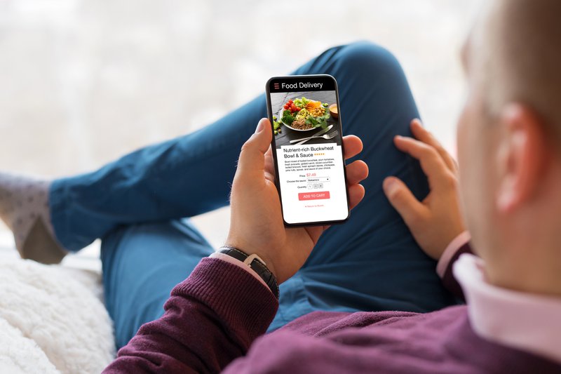 man using food delivery ecommerce site with omnichannel eCommerce